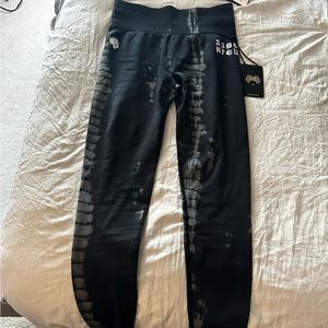 "EVERSON SCRUNCH" LEGGINGS IN BLACK/BLACK SERPENT